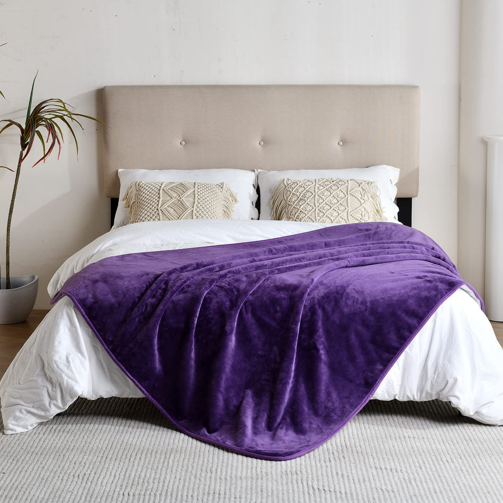 Yaning waterproof blanket used for car or couch protection against pet fur and stains.