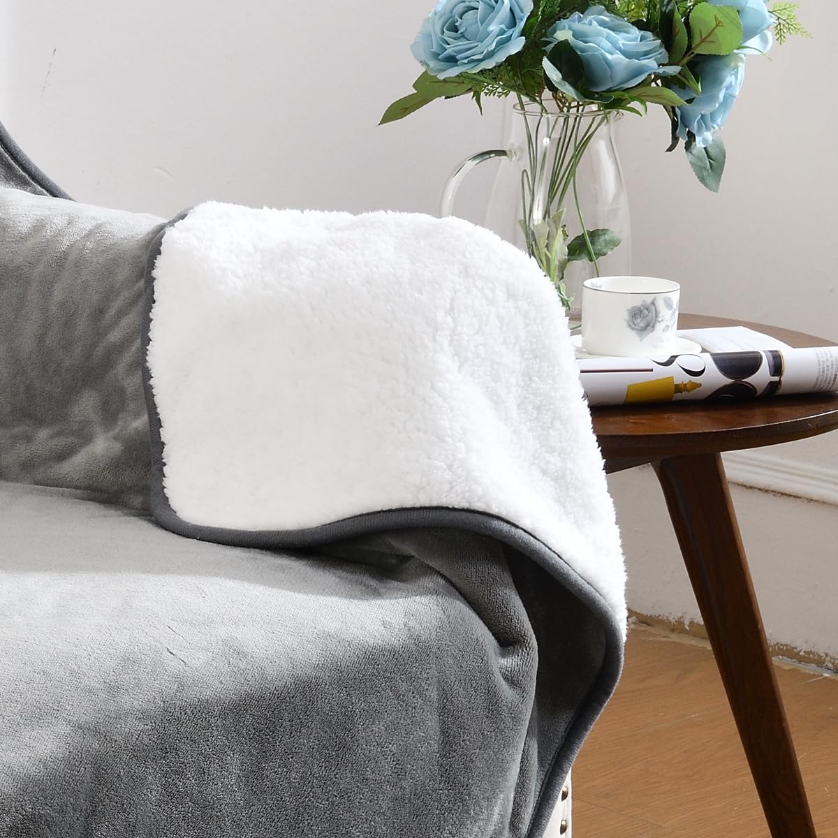 Yaning blanket for car seats protects against spills and fur while traveling.