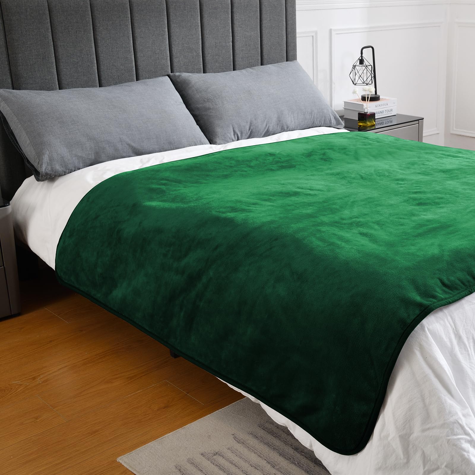 Yaning blanket with waterproof layer reduces mess from dog spills.