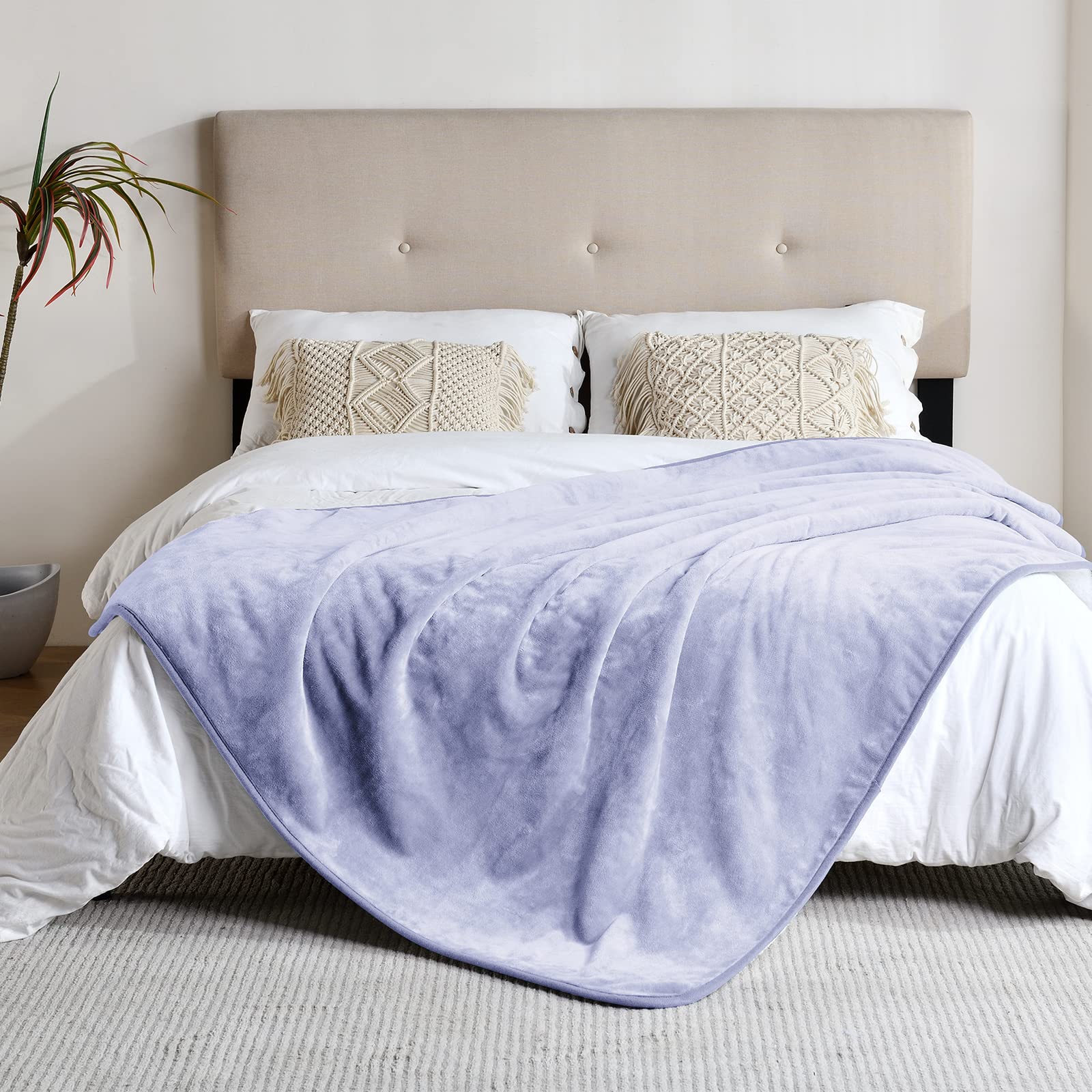 Yaning double-sided blanket shows sherpa and flannel textures for versatile comfort