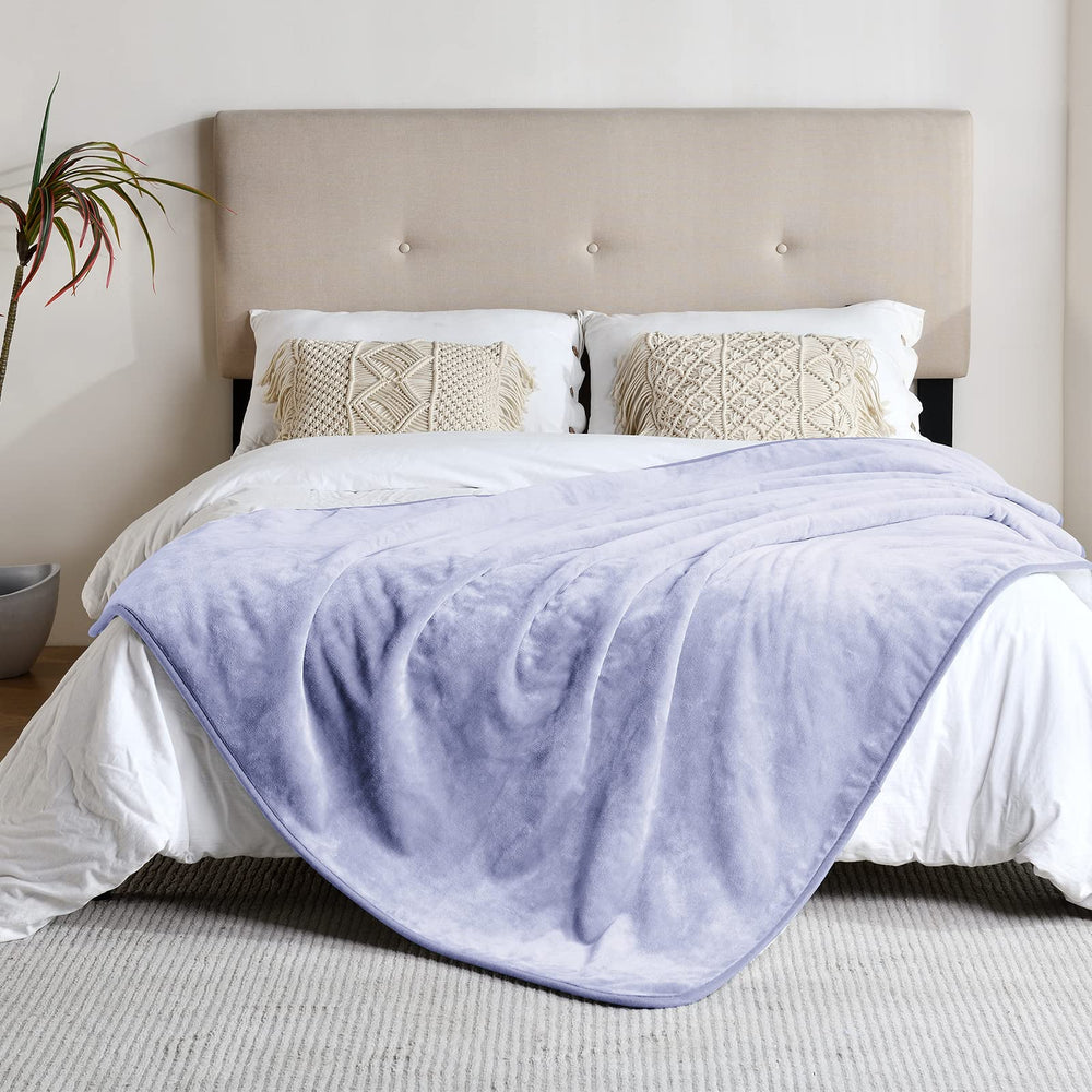 Yaning double-sided blanket shows sherpa and flannel textures for versatile comfort