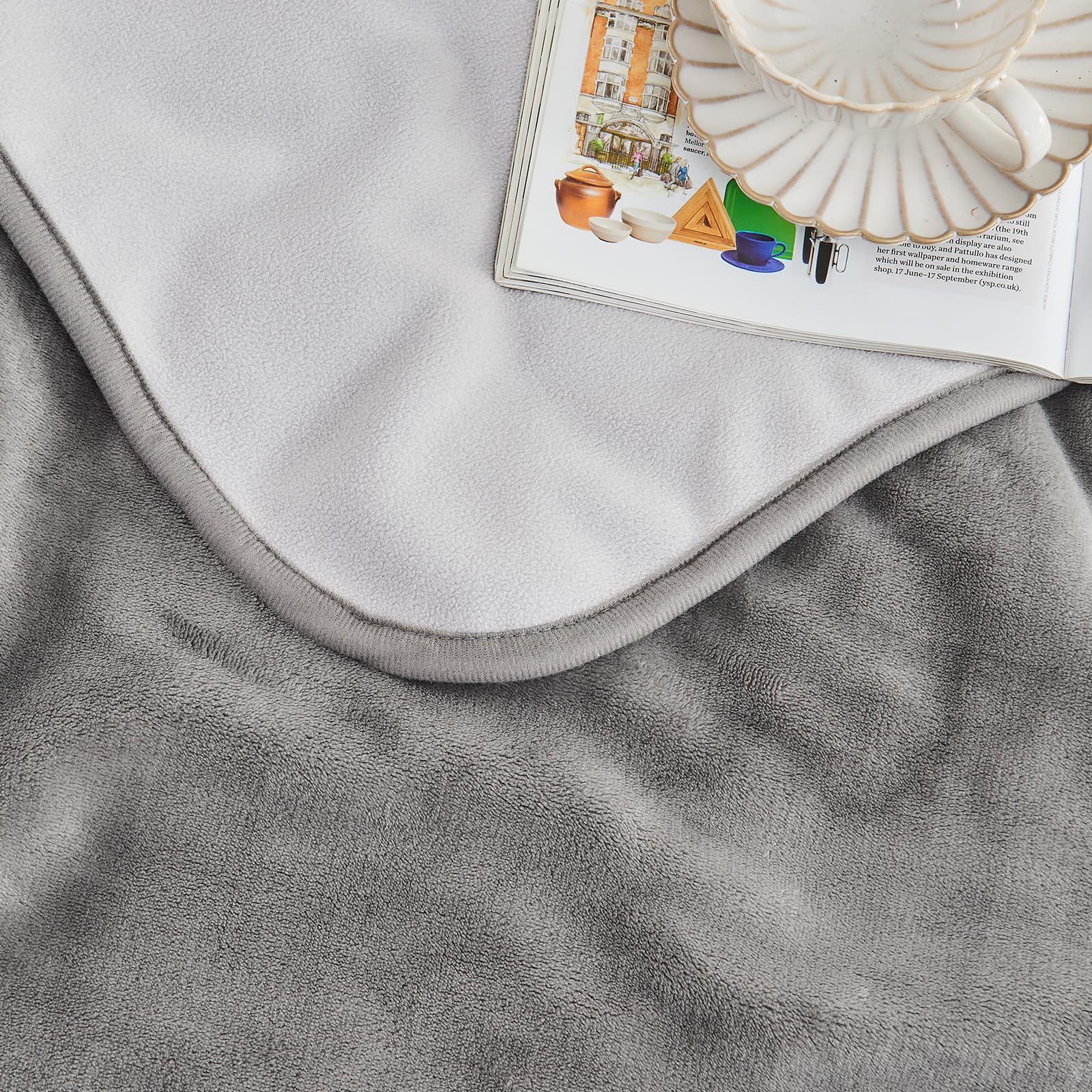 Yaning waterproof blanket polar-fleece backing adds warmth and fur protection