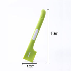 YEYUNTO 3-piece spoon set in hands highlighting comfortable handling during feeding