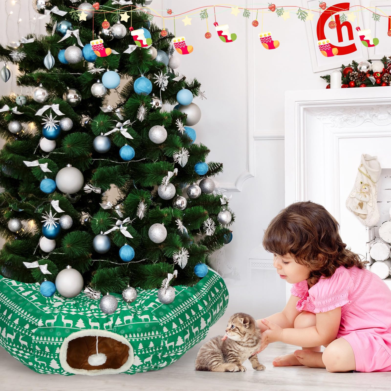 Yeyeplum cat bed green color complements holiday décor.