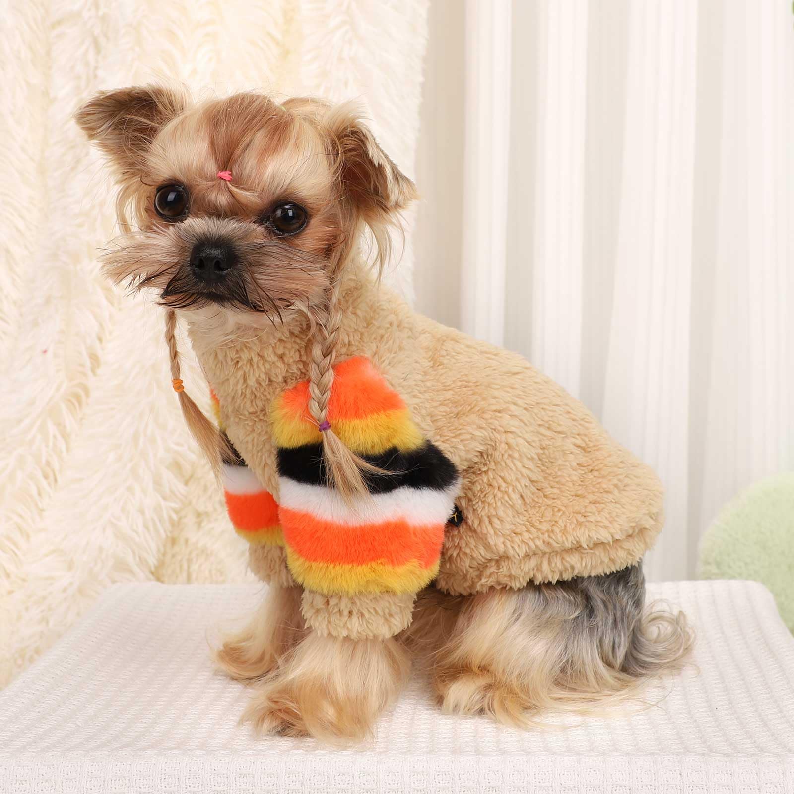 Yikeyo double-sided plush material emphasizes soft warmth and comfort.