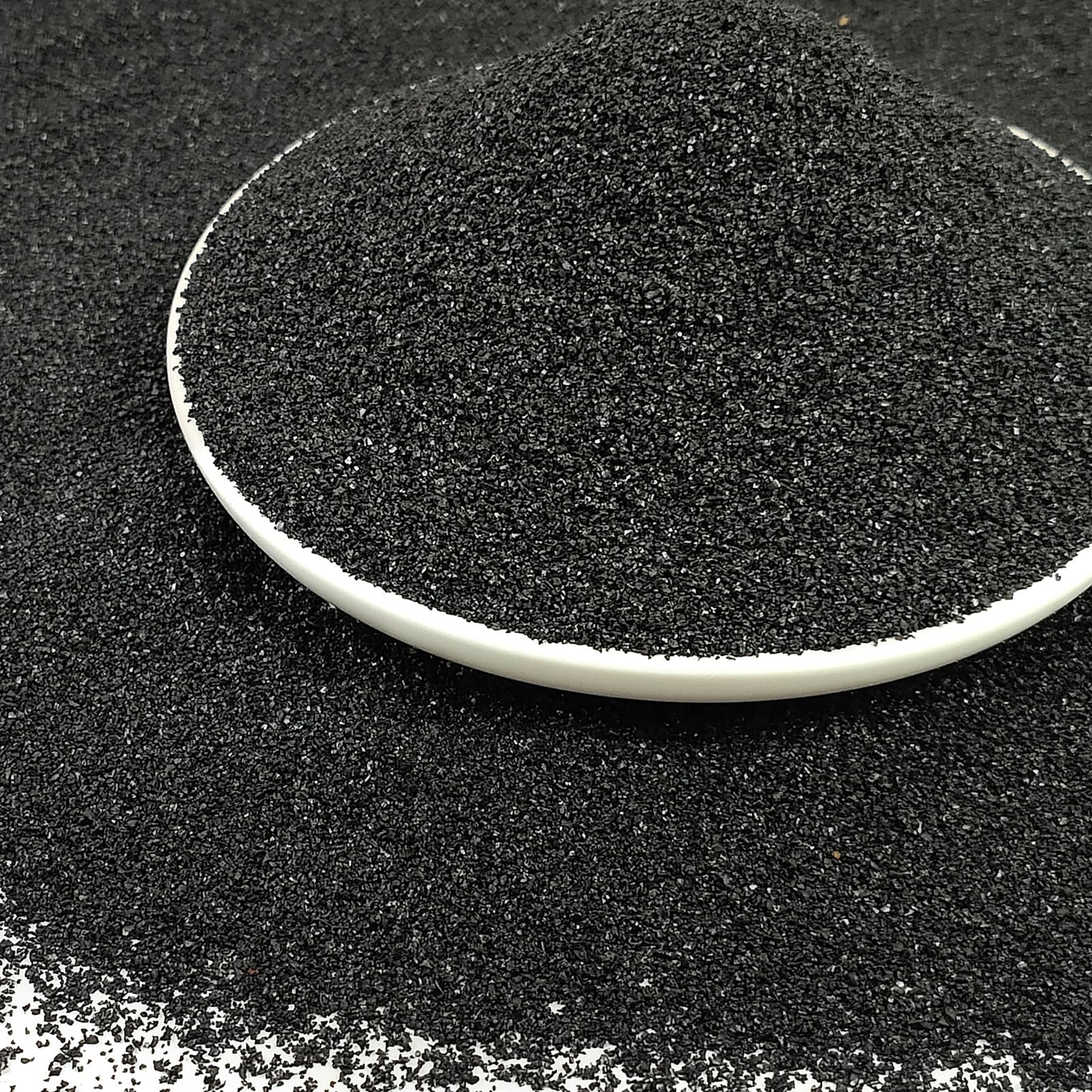 YISZM Aquarium Sand black 2lbs setup showcases bold contrast for aquatic plants.
