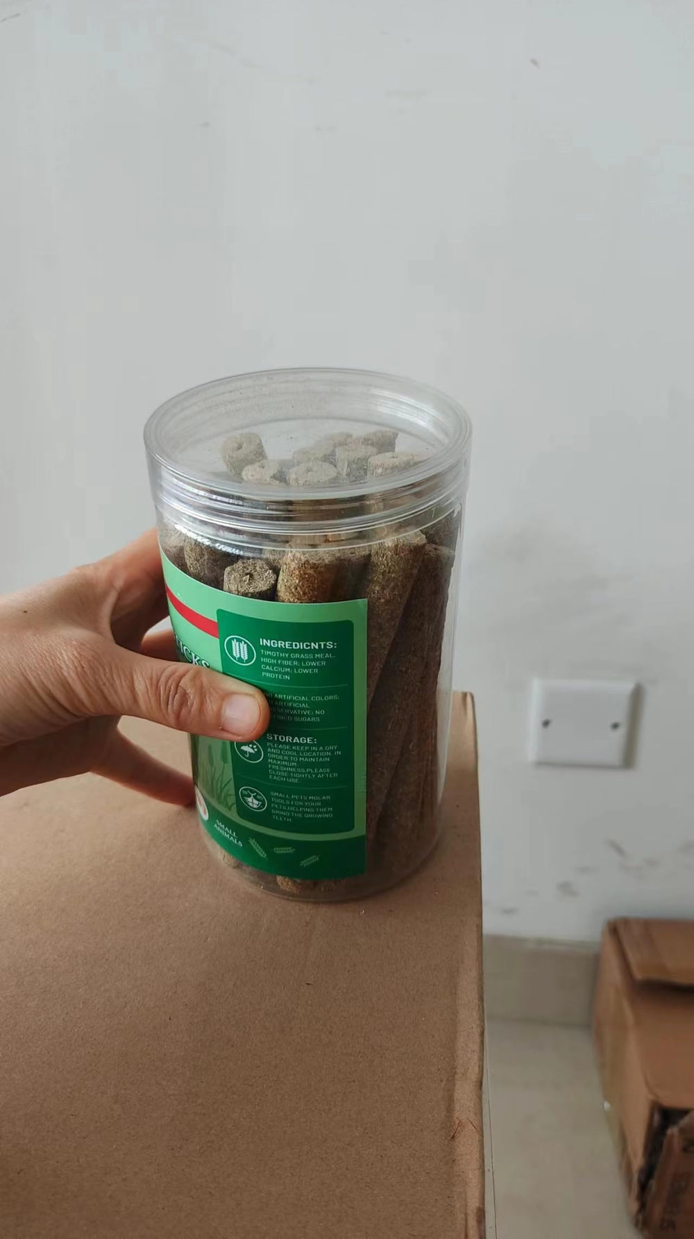 YIXUND Timothy Hay Sticks 40-sticks-pack – bulk can for steady treats.