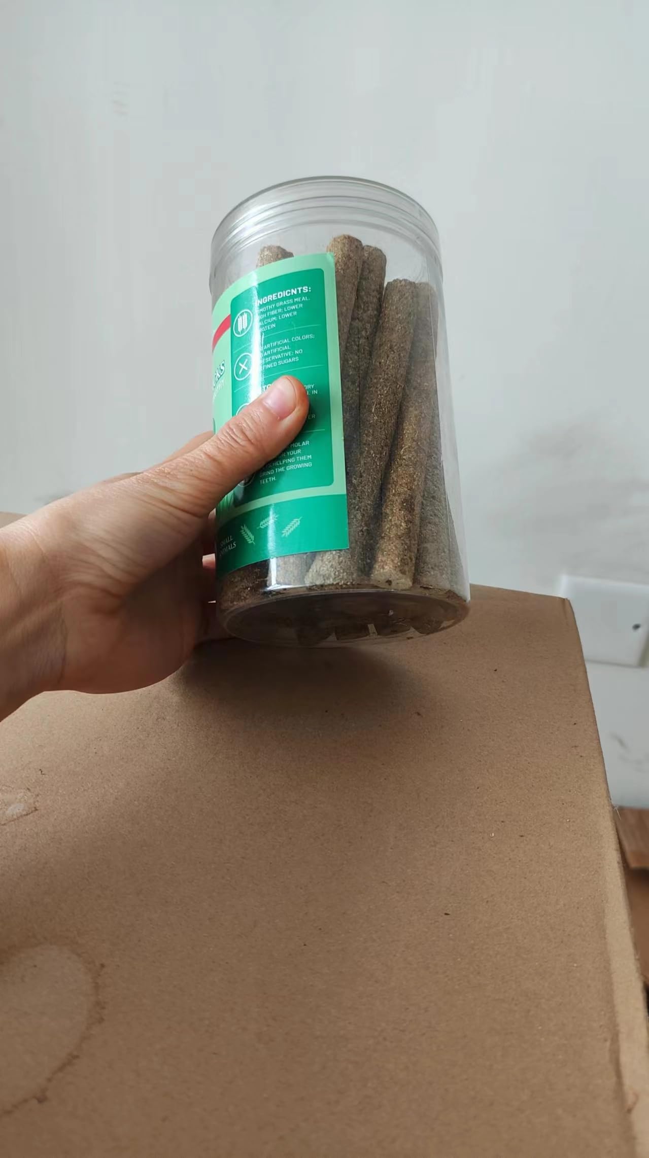 YIXUND Timothy Hay Sticks sealed-can presentation – freshness sealed for long-lasting enjoyment.