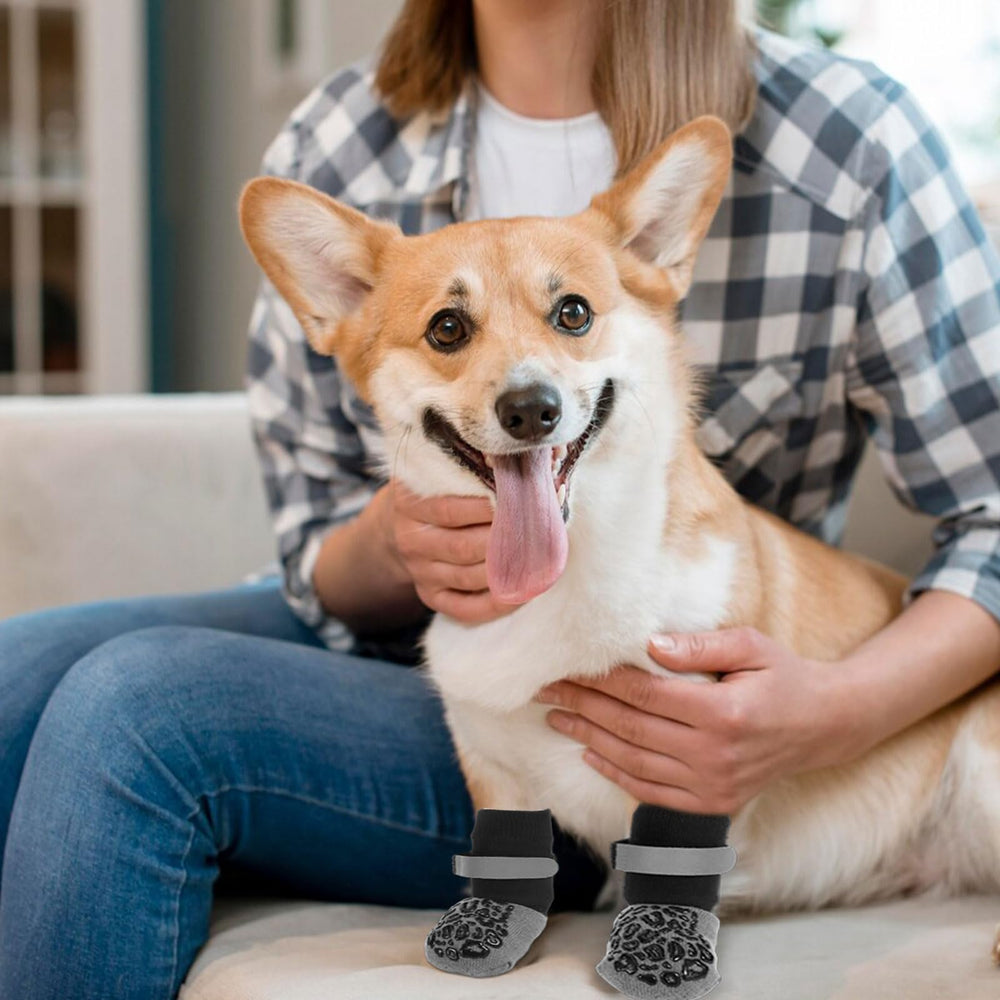 Yylaiire dog socks protect floors by reducing paw scratches during activity.