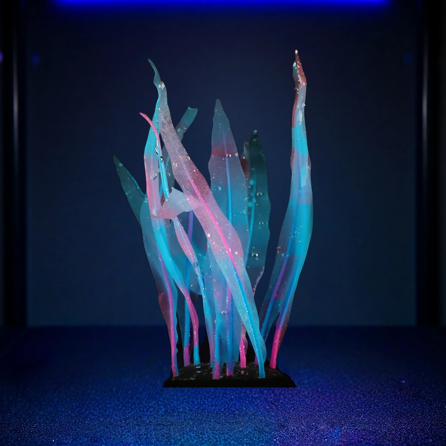 Zeiwysi glow-ready decor image showing fluorescence under actinic lighting.